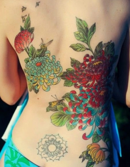点击大图看下一张：唯美菊花彩绘背部纹身图案