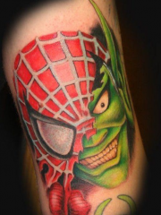 打扮成蜘蛛侠的绿色巨人卡通纹身图案