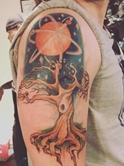 彩色手臂线条纹身小宇宙和枯树枝纹身图片