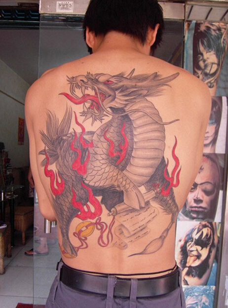 点击大图看下一张：男孩背部浅色麒麟满背纹身图案
