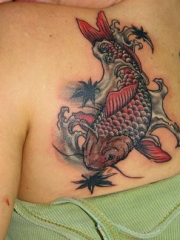 女性背部个性的鲤鱼纹身图案