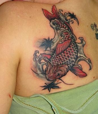 点击大图看下一张：女性背部个性的鲤鱼纹身图案