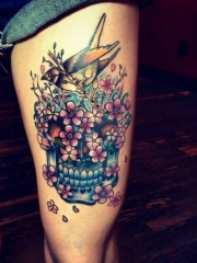 女性腿部彩色骷髅小鸟花卉纹身图案