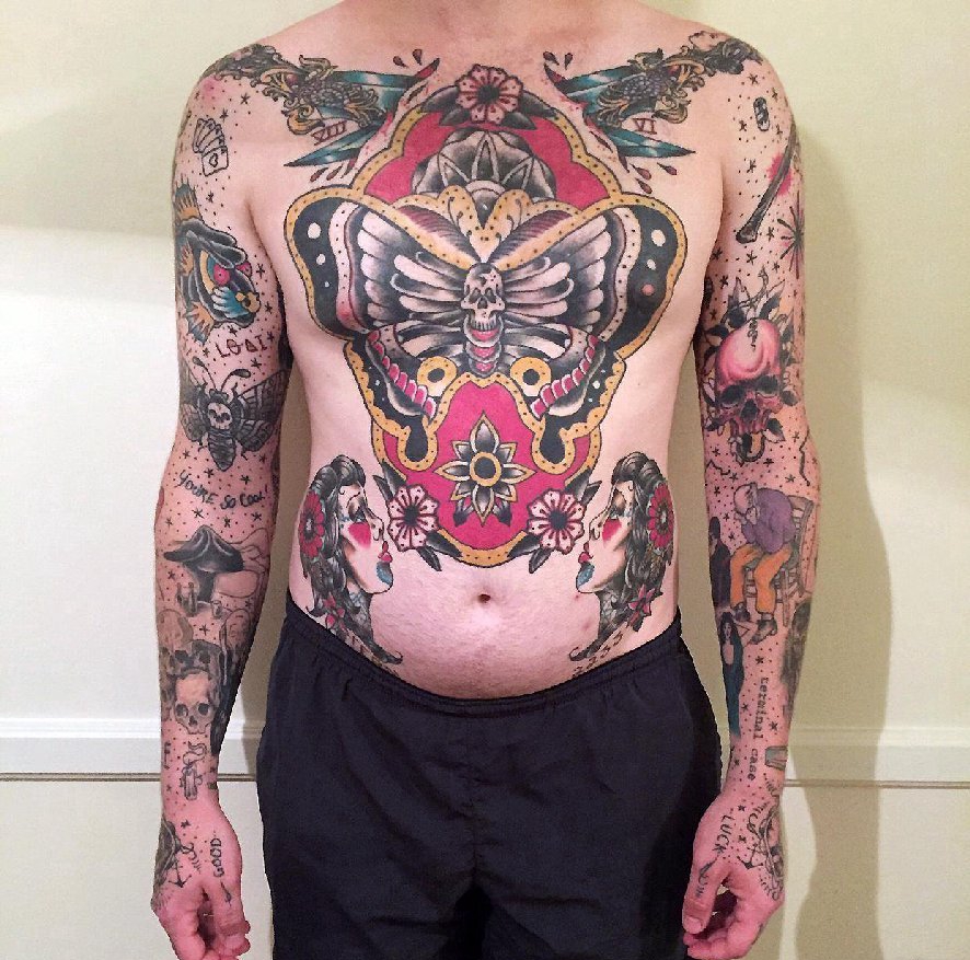 点击大图看下一张：男性前背上彩色传统纹身动物蝴蝶和人物肖像纹身图片