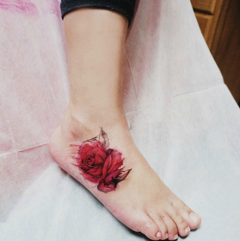 点击大图看下一张：脚背清新红玫瑰纹身图案