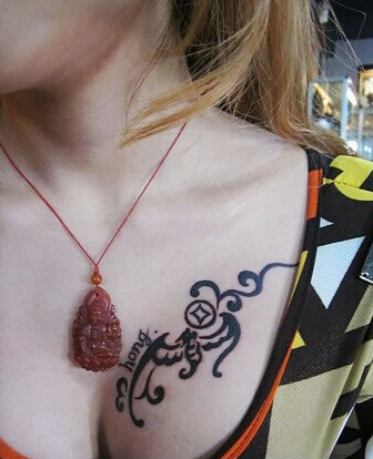 点击大图看下一张：美女胸部创意图腾纹身图案