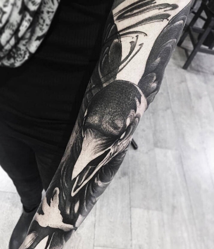 点击大图看下一张：手臂欧美风黑灰乌鸦纹身图案