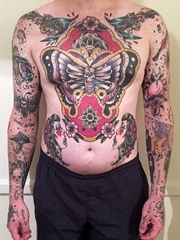 男性前背上彩色传统纹身动物蝴蝶和人物肖像纹身图片