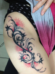 女孩子腿部精美的藤蔓花卉纹身图案
