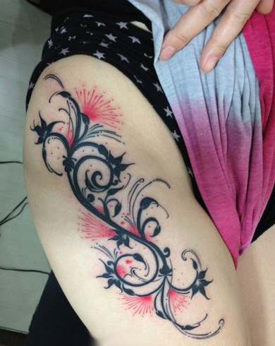 点击大图看下一张：女孩子腿部精美的藤蔓花卉纹身图案
