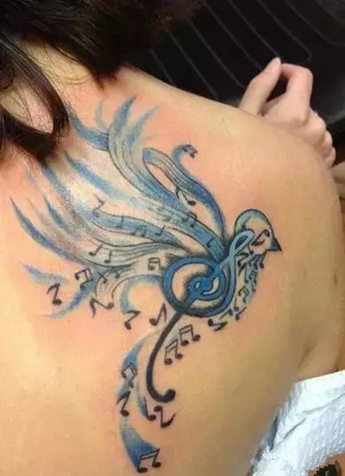 点击大图看下一张：女性后背音符小鸟纹身图案