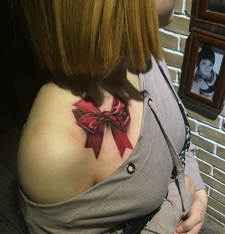 点击大图看下一张：肩部逼真的蝴蝶结彩绘纹身图案