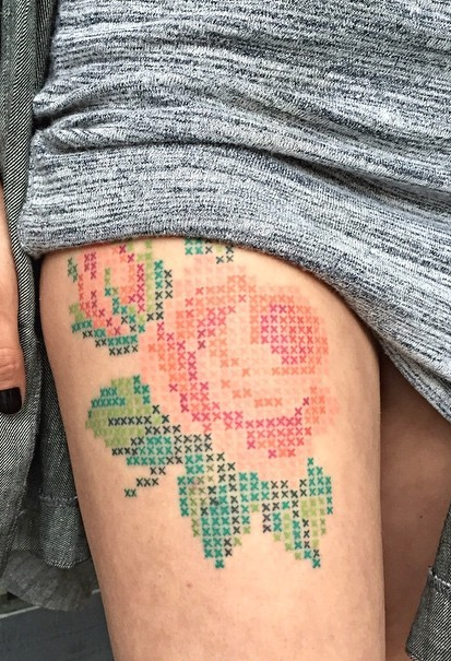 点击大图看下一张：女性腿部十字绣风格玫瑰纹身图案