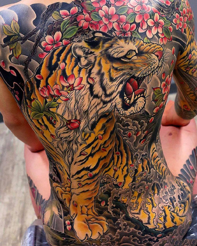 点击大图看下一张：满背霸气咆哮的老虎花蕊彩绘纹身图案