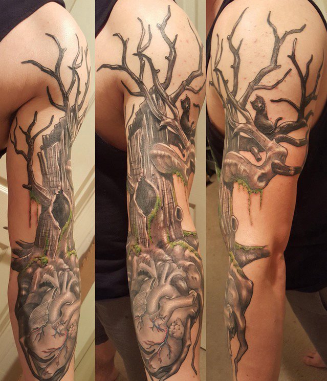 点击大图看下一张：男性手臂上黑灰色机械心脏纹身和树纹身图片