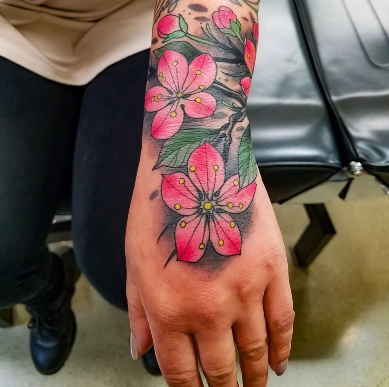 点击大图看下一张：手腕上彩色樱花纹身植物颜料纹身图片