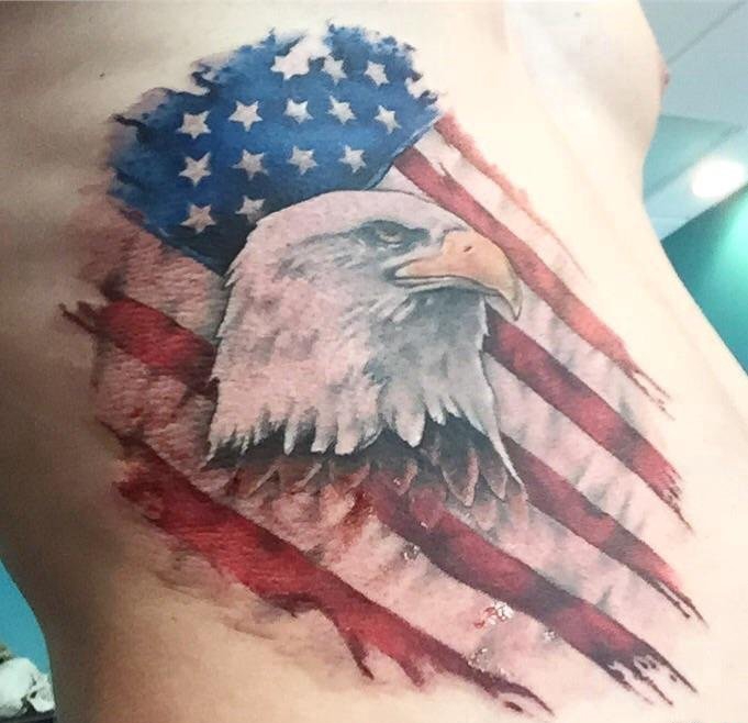点击大图看下一张：彩色老鹰纹身和美国国旗纹身腰部男性超威猛纹身图片