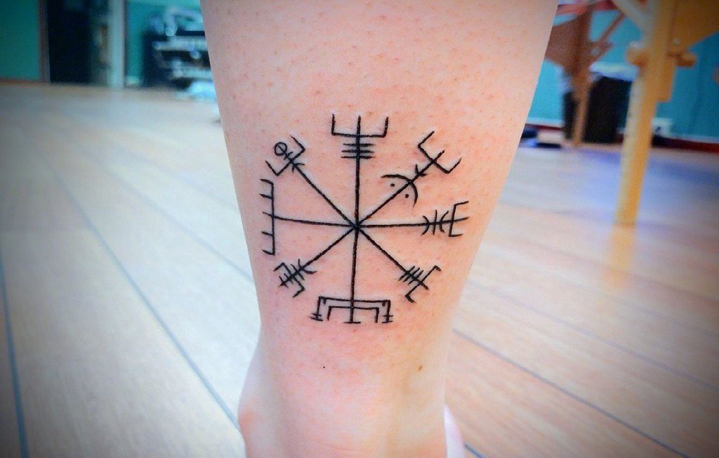 点击大图看下一张：脚踝上黑色简单个性线条纹身励志纹身符号图片