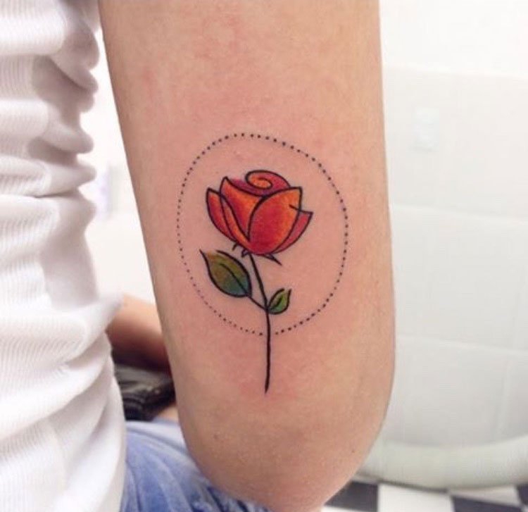 点击大图看下一张：女性彩色植物颜料纹身玫瑰花纹身图案