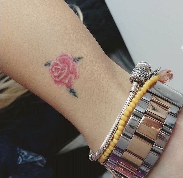 点击大图看下一张：女性彩色植物颜料纹身玫瑰花纹身图案