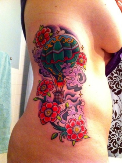 点击大图看下一张：女性腰部彩色热气球花卉纹身图案