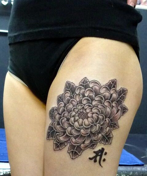 点击大图看下一张：性感美女大腿上菊花和汉字纹身图案