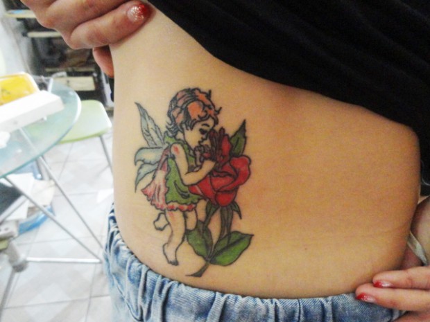 点击大图看下一张：腹部天使玫瑰花彩绘纹身图案