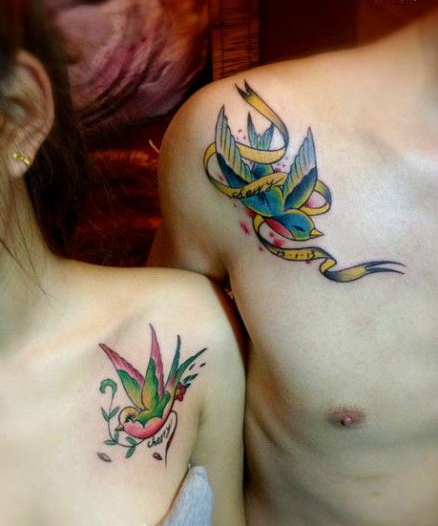 点击大图看下一张：情侣肩部流行精美的小燕子纹身图案