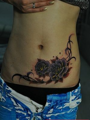 点击大图看下一张：美女腹部花卉藤蔓纹身图案