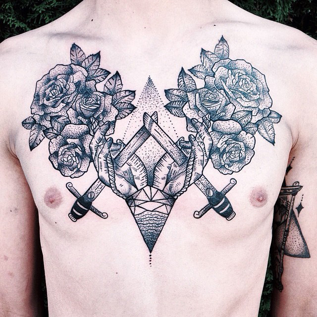 点击大图看下一张：胸部点刺玫瑰花匕首创意纹身图案