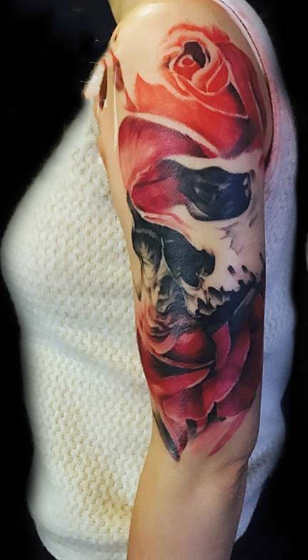 点击大图看下一张：手臂写实的骷髅与红玫瑰纹身图案