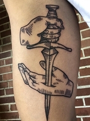 手臂上的黑色简约风格手剑刺入手中的图案纹身