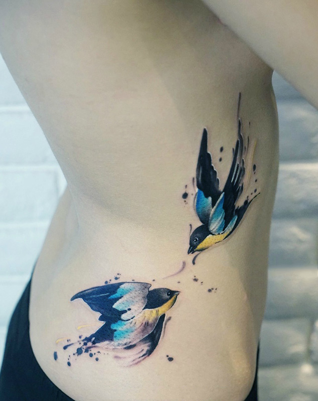 点击大图看下一张：美女腰部两只燕子彩绘纹身图案