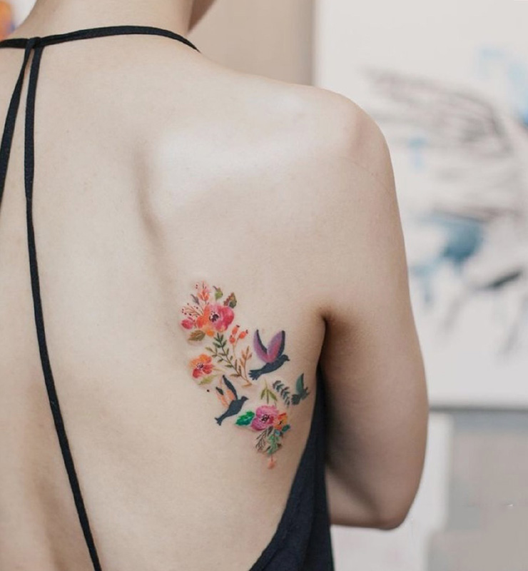 点击大图看下一张：后背小清新鲜花与小鸟彩绘纹身图案