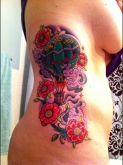 女性腰部彩色热气球花卉纹身图案