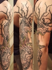 男性手臂上黑灰色机械心脏纹身和树纹身图片