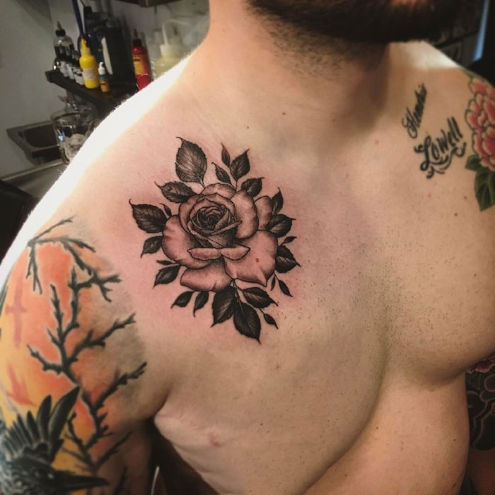 点击大图看下一张：男子胸部玫瑰花纹身图案