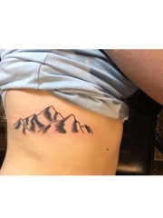 女生后腰简单纹身黑色的山纹身图片
