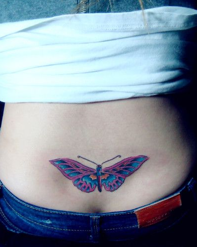 点击大图看下一张：女性后腰蝴蝶纹身图案