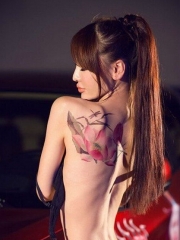 性感美女后背水墨荷花蜻蜓纹身图案