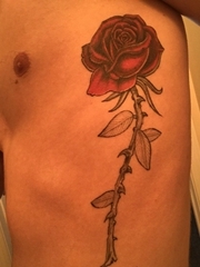 男子侧肋上一束漂亮的玫瑰花纹身图片
