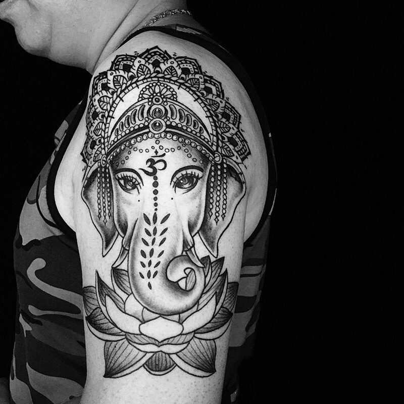 点击大图看下一张：手臂华丽的象神莲花个性纹身图案