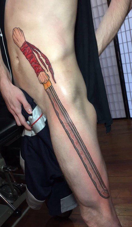 点击大图看下一张：男子侧身上一把霸气的长剑纹身图片