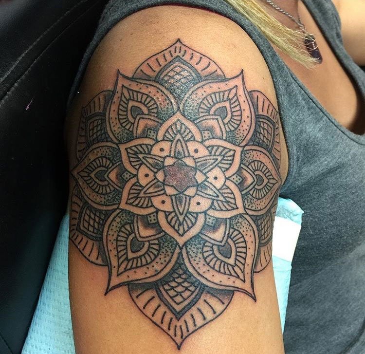 点击大图看下一张:漂亮的几何元素纹身点刺技巧曼陀罗图案纹身