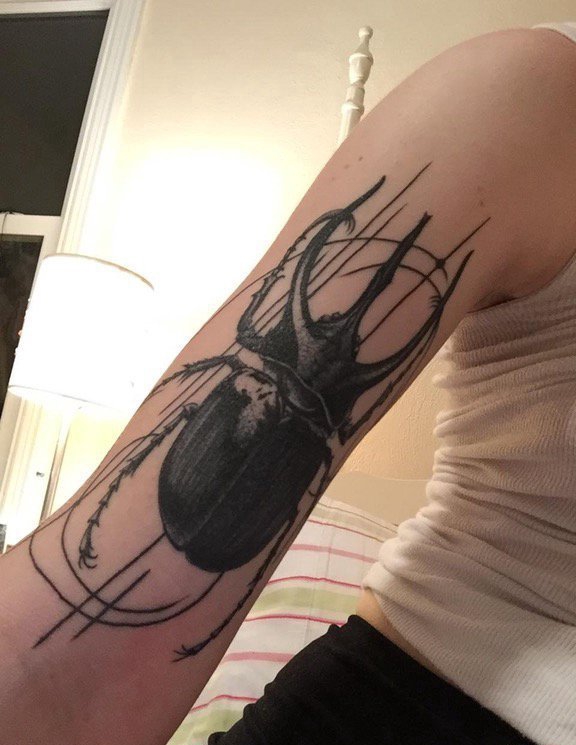 点击大图看下一张：手大臂上漂亮的黑色风格甲虫图案纹身