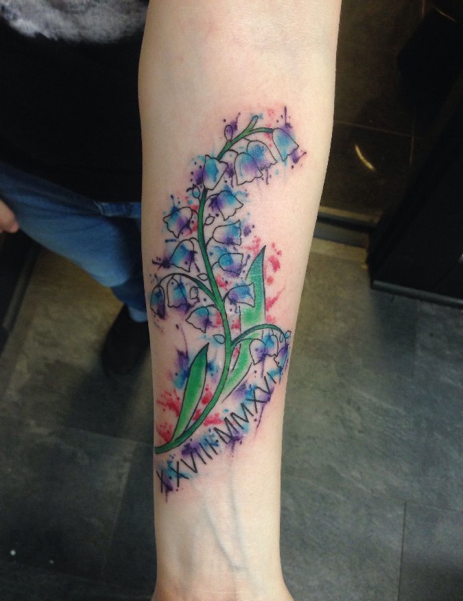 点击大图看下一张：手前臂上漂亮的水彩小花图案纹身