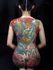 女生满背神龙牡丹花彩绘纹身图案