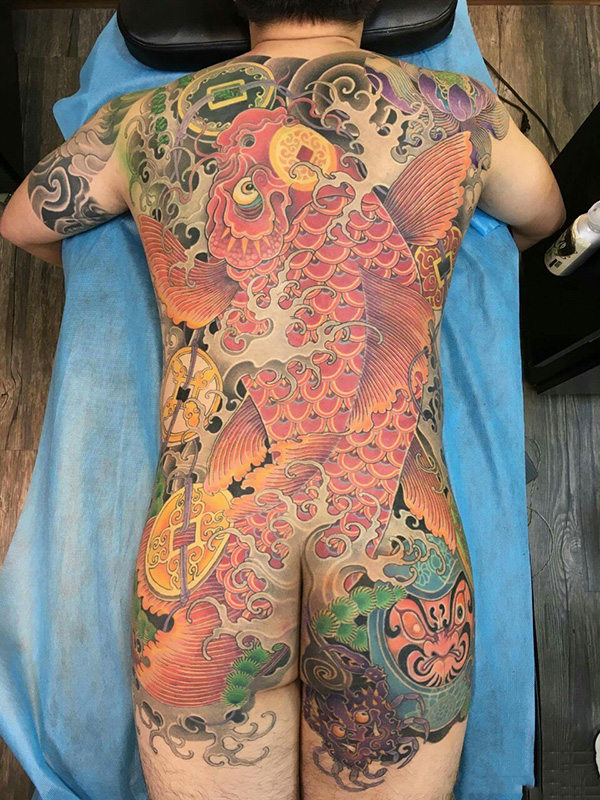 点击大图看下一张：满背招财鲤鱼彩绘纹身图案