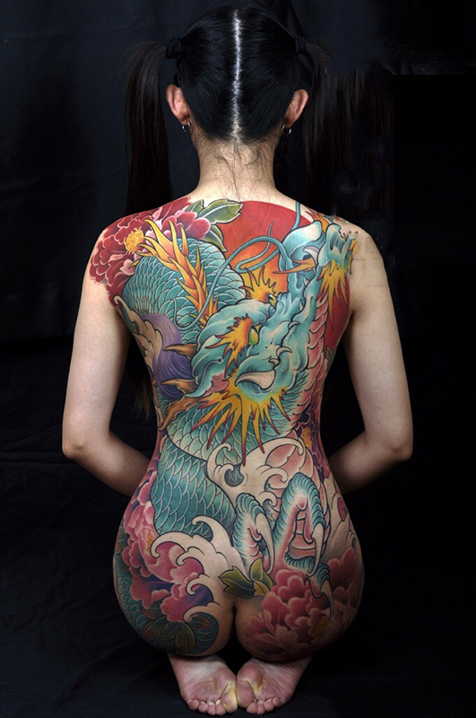 点击大图看下一张：女生满背神龙牡丹花彩绘纹身图案