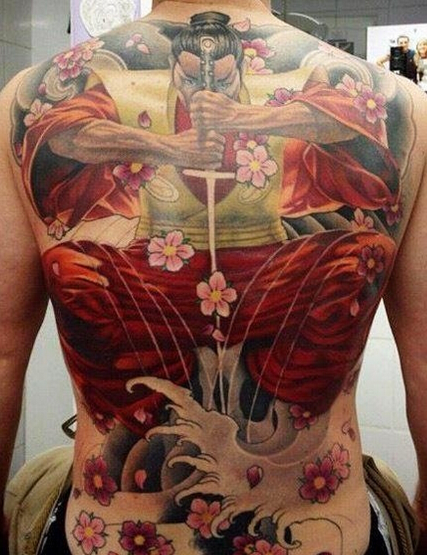点击大图看下一张：男性满背日本武士花朵纹身图案